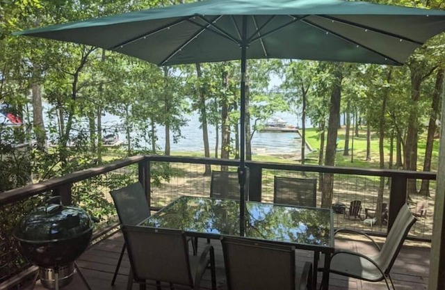 Clancy's Chalet: Lake Cypress Springs Cabin, Boat Slip, Huge Deck, Kayak + More