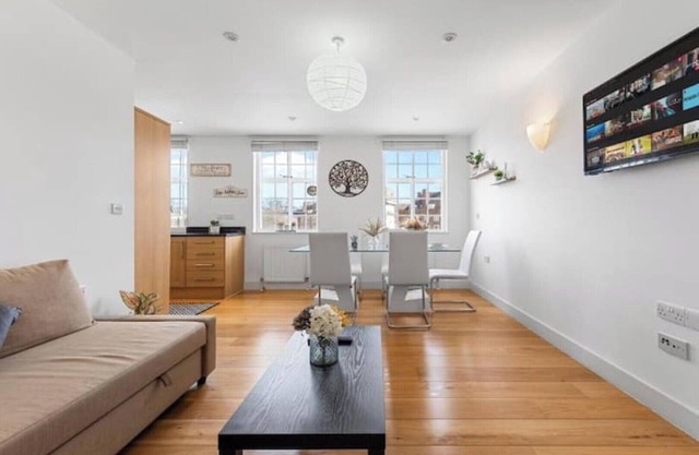 Clapham’s Hidden Gem, 2BR and 2BA Apartment