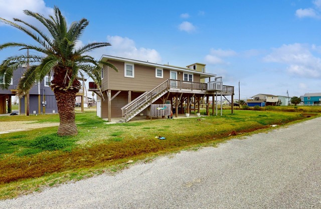 Classic costal escape with free WiFi, easy beach access, great view & large deck