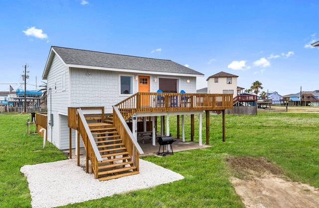 Classic, Cozy Bungalow With Large Deck Near Beach