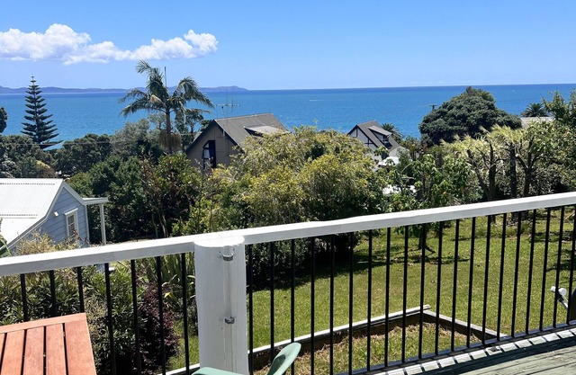 Classic kiwi bach in Cable Bay