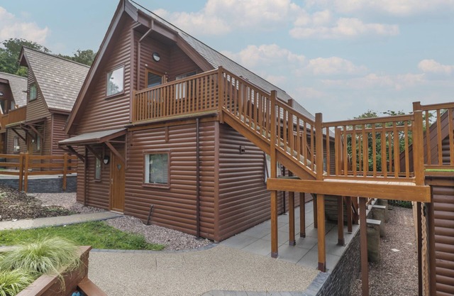 CLASSIC LODGE 15, pet friendly, with pool in Dyserth