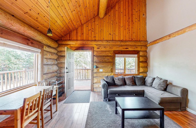 Classic log cabin with deck, full kitchen, & free internet