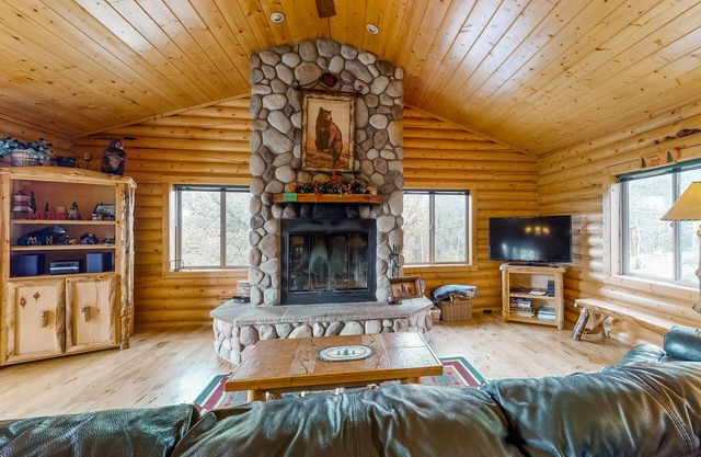 Classic Mountain Home w/Stunning Views, WiFi, Private Hot Tub & Fireplace