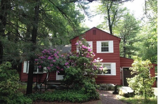 Classic Pocono Mountain Cottage in Split Rock