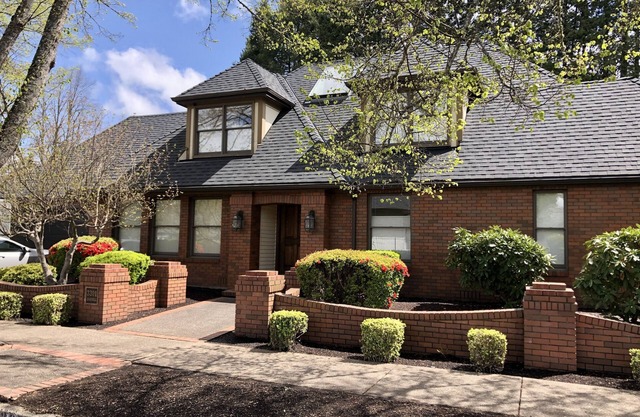 Classy 5 bedrooms -sleeps 10- walk to Autzen, UO, Hayward