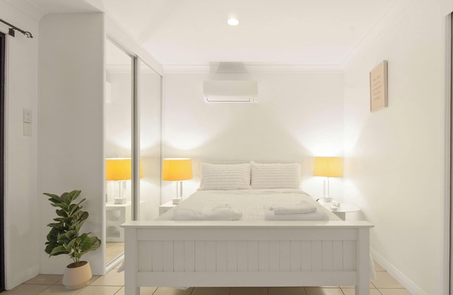 Classy Self Contained Studio- Private & Peaceful