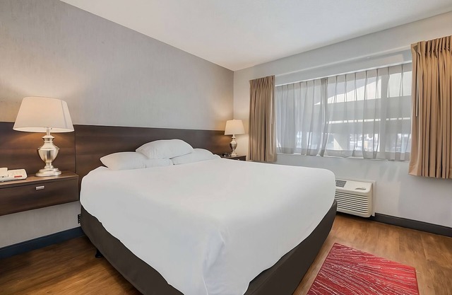 Clean and Comfortable! Pool, Free Parking, Free Breakfast, Pets Allowed Here