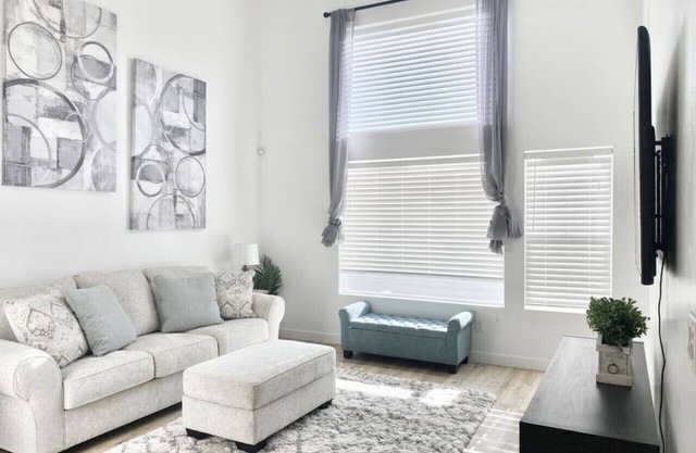 Clean and open remodeled luxury townhouse!