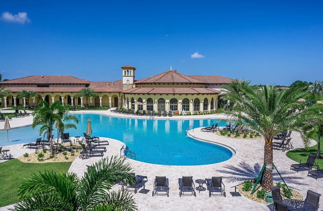 Clean & beautifully decorated villa. Resort like amenities. Great reviews!