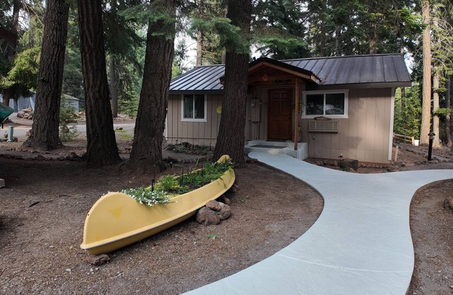 Clean cabin in the woods. Close to Crater Lake!