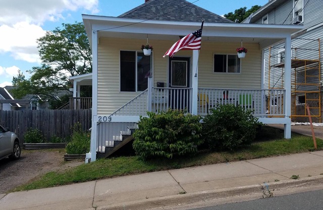 CLEAN, Comfortable, Cute 2 bedrm home - Heart of Marquette!