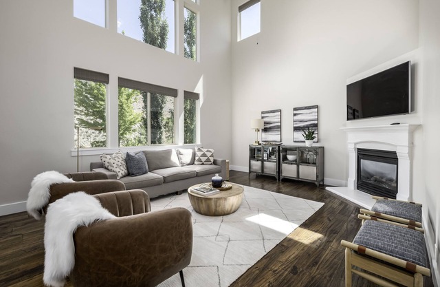 Clean, modern, golf course home w/incredible mtn views, close to hike/golf/ski.
