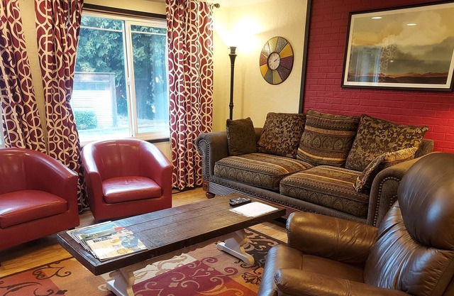 Clean, peaceful and affordable home with jacuzzi, NOT A PARTY HOUSE