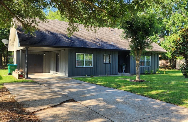 Clean, Spacious, 3BR 2BA, Handicap Access