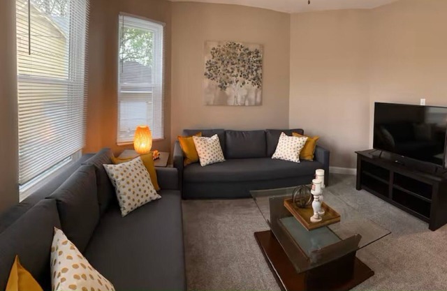 Clean & Spacious 4 bedroom house in Hamilton, sleeps 7 up and can sleep 2-4 down