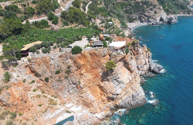 Cliff house with magnificent view by the sea in Alanya