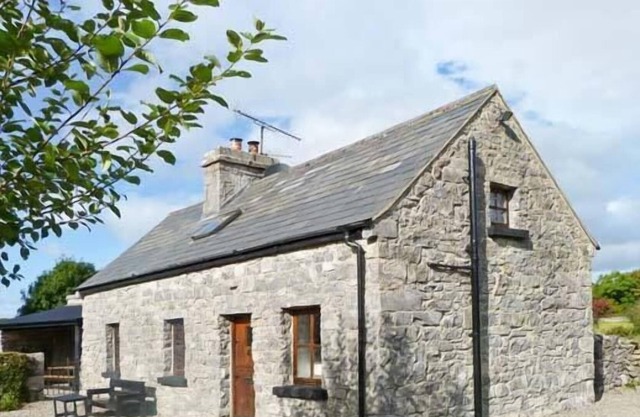 CLOONCORRAUN COTTAGE, pet friendly in Ballinrobe, County Mayo