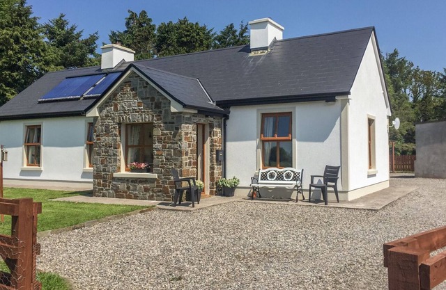 CLOONKEE COTTAGE, family friendly in Ballina, County Mayo
