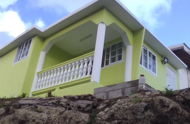 Close by: beach, airport, taxi, supermarkets, ATM, bus routes. Single or couple.