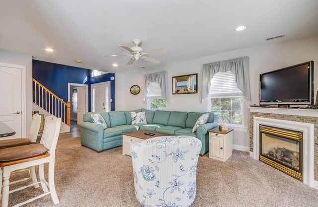 Close to Beach, Shopping & Jungle Jim! Community Pool & Tennis! 2 Primary Suites!