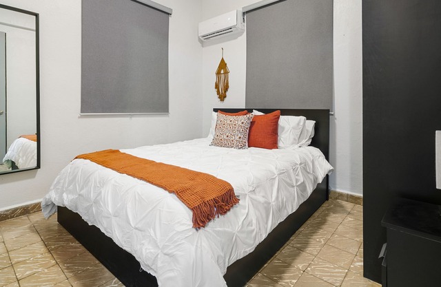 Close to La Placita, Beach, Restaurants. & Murals. 10 minutes to the Airport