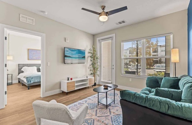 Close to Parks King apt | Pool | Gym |Pets allowed