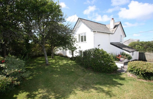 Clovelly Cottage, Crantock, near sandy beaches
