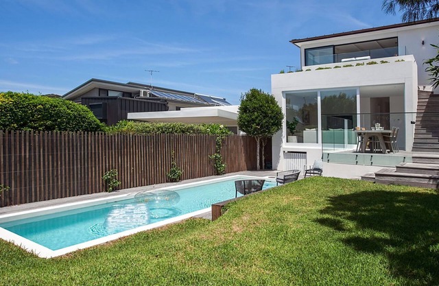 Clovelly Poolside IH