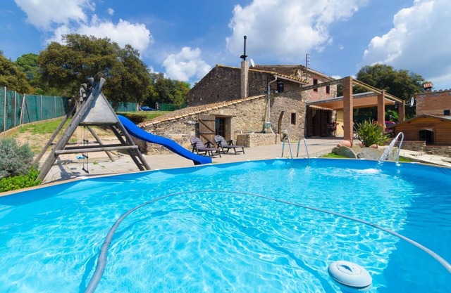 Club Villamar - Experience a tranquil Spanish retreat at a serene villa with forest views, spacio.