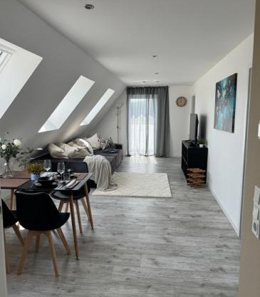 CLUBHAUS 6 - Dachwohnung mit 2 Schlafzimmern, Balkon & Netflix