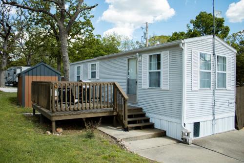 Clyde's Cabin with a private Hot Tub