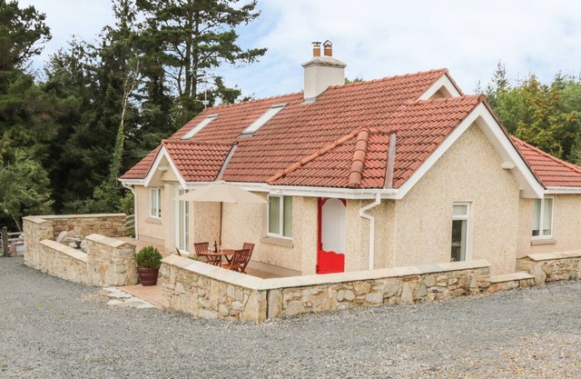 CNOC SUAN, pet friendly, with open fire in Aughavas, County Leitrim