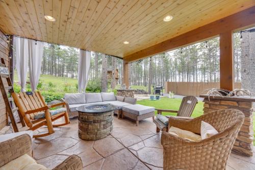 CO Springs Apartment in the Pines with Treehouse!