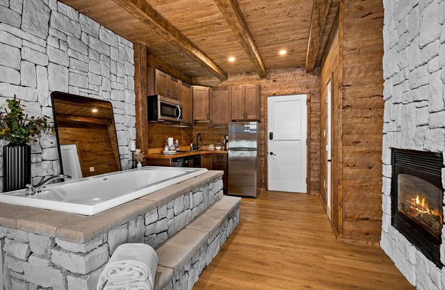 Coachman's Luxury Suite w/Jacuzzi & Fireplace