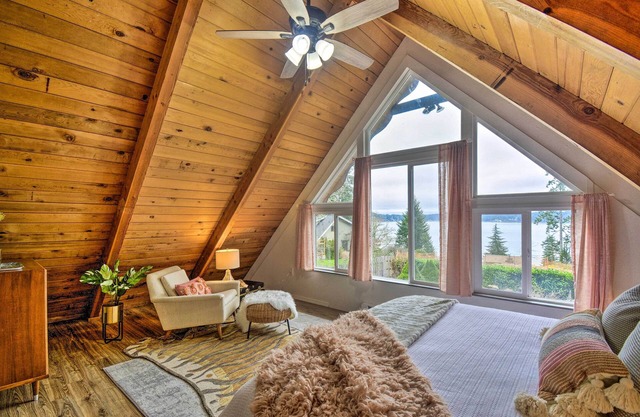 Coastal Cabin w/Puget Sound & Rainier Views!