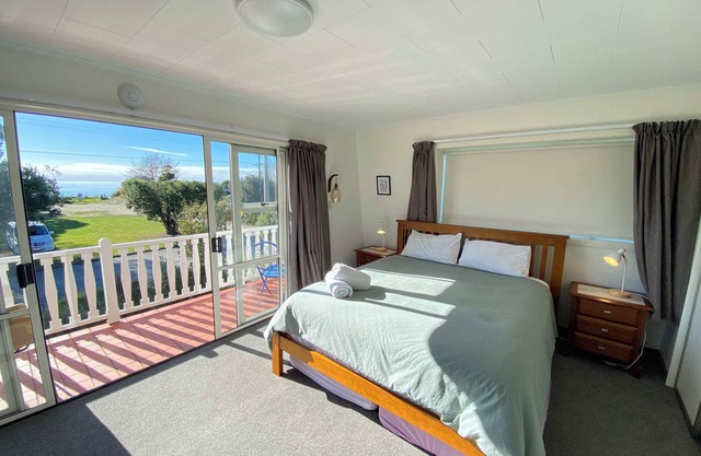 Coastal Charm - Ocean View in Patons Rock