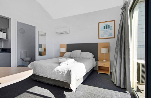 Coastal Studio with Stunning Beach Views – Perfect for a Relaxing Getaway