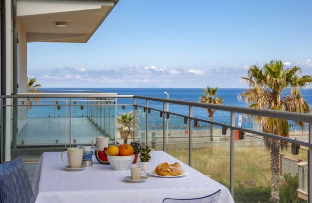 Cobalto - 2-bedroom apartment with large lateral sea view terrace and pool in the garden
