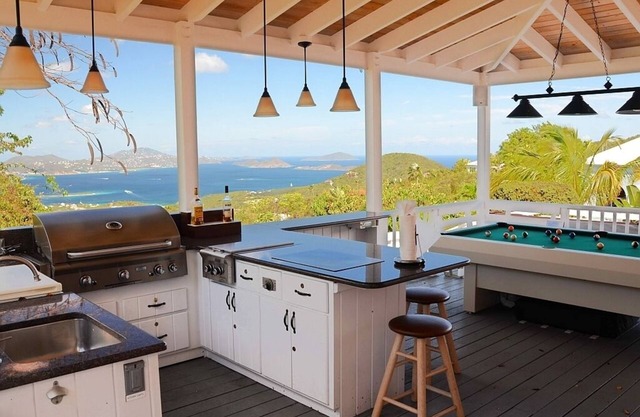 Coconuts: Indoor/Outdoor Living, Spa, Heated Pool & Privacy!