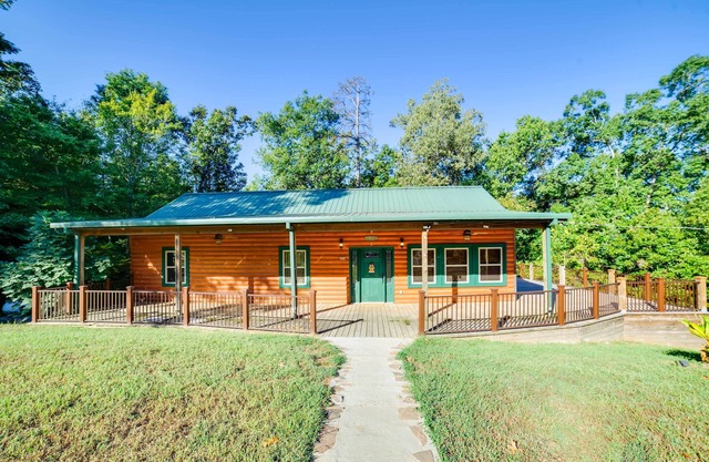 Coffeeville Cabin w/Deck ~ 7 Mi to Grenada Lk