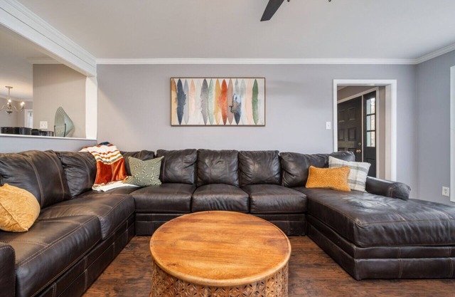 Colleen's Corner: Captivating 4bed/2.5 bath in Charming Neighborhood