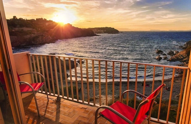 Collioure Beach Front Apt. with Parking- La Gavina