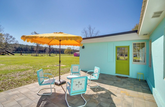 Colorful & Retro Perkinston Cottage w/Yard!