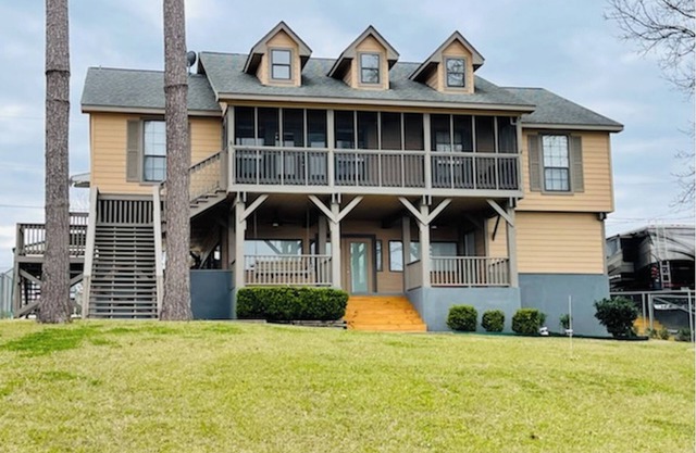 Come relax at this beautiful Livingston lake front!