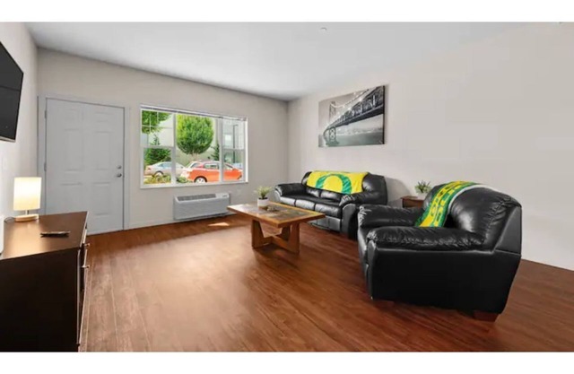 Come relax in Hot Tub- 2 bd-2 bth apt escape