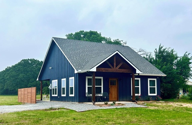 Come stay at Two Lakes Cottage just minutes away from Bois d’Arc Lake
