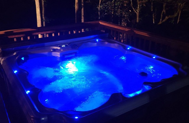 Come stay on the farm! King Bed Hot tub minutes from Alpine Helen GA