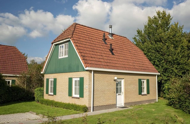Comfort 4-person bungalow in the holiday park Landal Hunerwold State