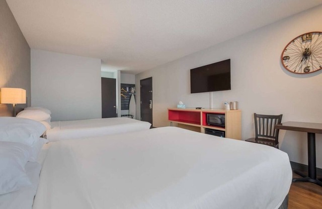 Comfort and Convenience! Pet-friendly, Free Parking and Breakfast, Indoor Pool